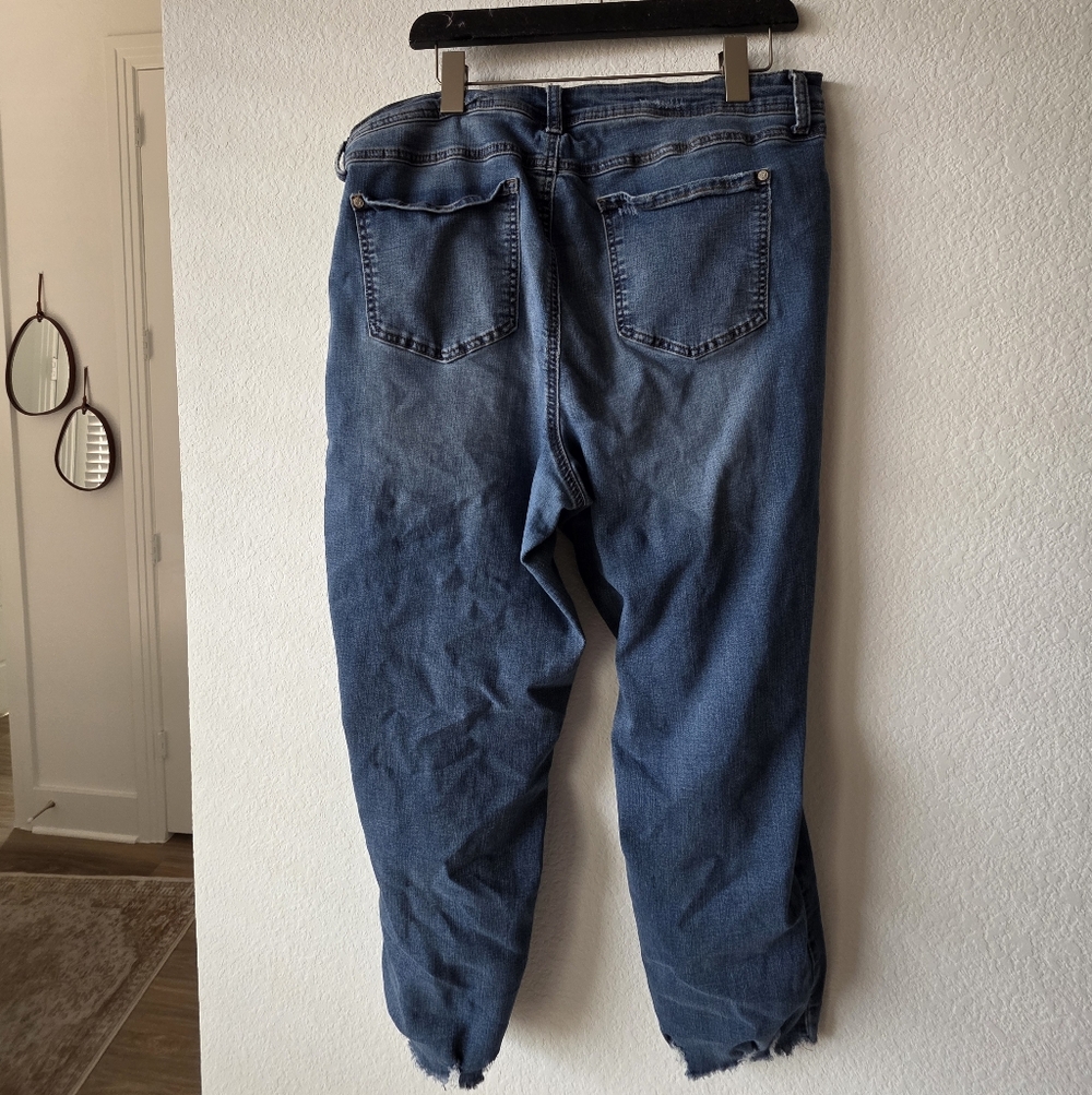 Distressed Blue Jeans Capri - Picture 4 of 5